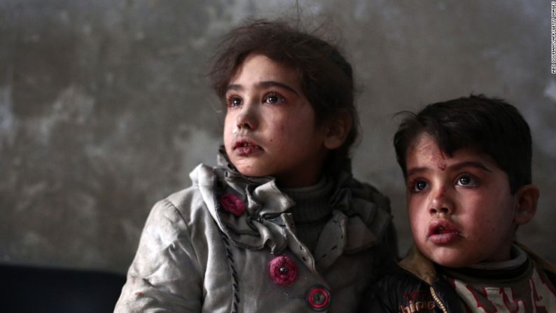 Dos niños sirios esperan tratamiento en un hospital en Douma.
