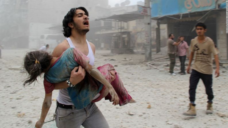 Un hombre lleva en brazos a una niña herida en un bombardeo presuntamente hecho por fuerzas del gobierno. (BARAA AL-HALABIBARAA AL-HALABI/AFP/Getty Images