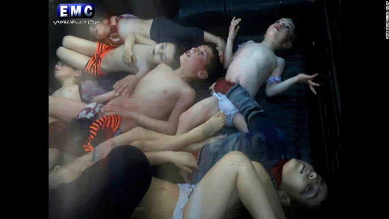Cuerpos de niños muertos apilados en Idlib, el 4 de abril, tras un ataque con armas químicas. Decenas de personas murieron.