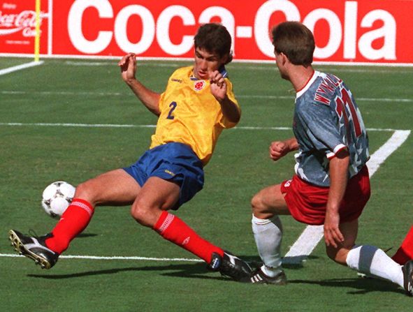 Andrés Escobar: El 2 de julio de 1994, el futbolista colombiano, conocido como “El caballero del fútbol”, quien anotó un autogol en la Copa del Mundo de ese año, fue asesinado en Medellín por el chofer de los narcotraficantes hermanos Gallón.