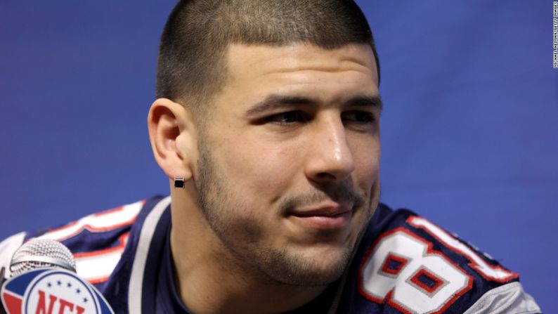 Aaron Hernandez fue jugador de los Patriots de New England. En 2015 fue declarado culpable de asesinato en primer grado. Se le acusaba también de otros dos asesinatos. Mira en esta galería las imágenes del jugador en sus días en la NFL y en su paso por el juicio y por la prisión. Hernandez fue hallado muerto en su celda este 19 de abril de 2017. Se suicidó. Aquí en una imagen de 2012, antes del Super Bowl.