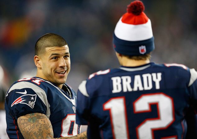 Aquí con el mariscal de campo de su equipo Tom Brady. Hernandez murió a los 27 años.