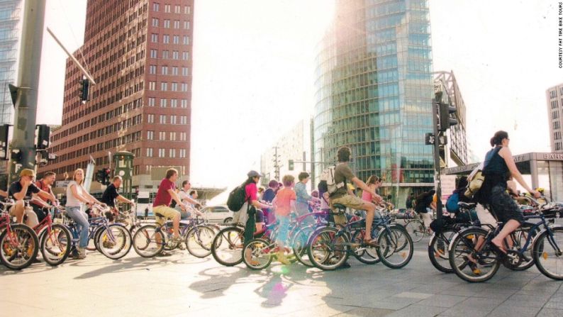 1. Berlín, Alemania - Aproximadamente el 13% de todos los recorridos en la ciudad se realiza en bicicletas, casi el doble del porcentaje de hace 20 años.En algunos suburbios internos esto llega al 20%.Esto es particularmente impresionante debido a los inviernos largos y congelantes de la ciudad, el abundante transporte público y el estatus como capital de una nación con una larga tradición de fabricación de automóviles y manejo de estos a velocidades absurdas en autopistas.