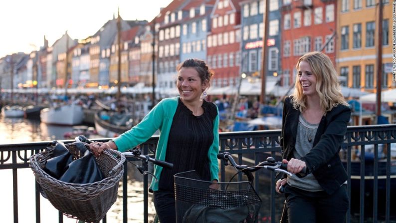 2. Copenhague, Dinamarca - Casi como ignorar a Francia en una lista de los países con muy buen queso, una lista de las principales ciudades ciclistas que excluya a Copenhague no estaría bien.Más de la mitad de los habitantes de la capital danesa va en bicicleta al trabajo o a la escuela, y con una población de bicicletas que se estima en 650,000 hay ligeramente más bicicletas que personas.Muchas de estas están disponibles para que los turistas las renten, y las dimensiones compactas de Copenhague y el tránsito tolerable hacen que sea una ciudad perfecta para explorar en bicicleta.