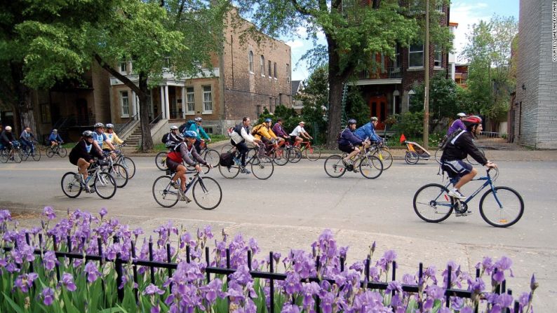 3. Montreal, Canadá - Por tradición una de las pocas ciudades norteamericanas en este tipo de listas, Montreal en Canadá comenzó a construir carriles de bicicletas en la década de 1980 y ahora tiene casi 643.7 kilómetros de estos.La adición de su plan municipal pionero y popular para compartir bicicletas, Bixi, el modelo para los que después fueron lanzados en París y Londres, significa una cantidad impresionante de uso de bicicletas, especialmente para un lugar donde la temperatura invernal en el día sobre los 10 grados Celsius es vista como peligrosamente tropical.Las estadísticas de ciclismo para Montreal indican que la ciudad todavía tiene trabajo por hacer y los grupos de ciclismo dicen que demasiados ciclistas chocan en las calles transitadas.