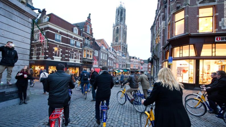 5. Utrech, Holanda - Listas como esta tradicionalmente comienzan con Ámsterdam, pero aunque la ciudad más poblada de Holanda definitivamente ama las bicicletas, la descartamos por las hordas de turistas que se tambalean en bicicletas rojas para rentar.En su lugar nos dirigimos al sureste a Utrecht, una ciudad que afirma ser el mayor destino que apoya las bicicletas en el mundo.En su centro, hasta el 50% de todos los viajes se llevan a cabo en bicicleta y las autoridades locales construyen un lugar de estacionamiento de bicicletas de 12.500 espacios considerado como el mayor del mundo.