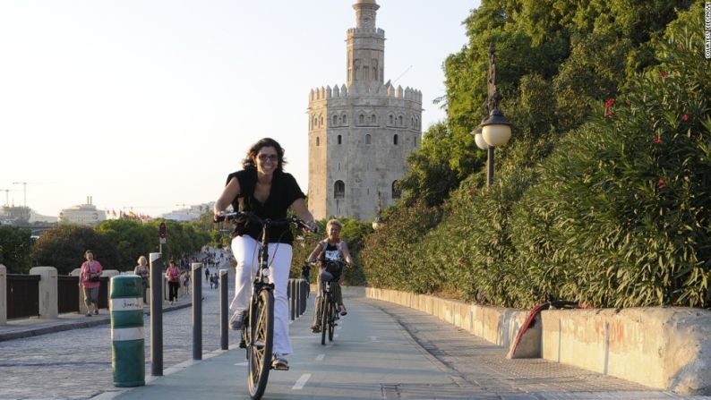 6. Sevilla, España - Sevilla es la respuesta a aquellos que dicen que promocionar el uso urbano de bicicletas es demasiado ambicioso y tarda décadas.En 2006, el gobierno de la capital andaluza, fastidiado por las cuatro horas pico diarias de la ciudad (sí, ¡cuatro! Esta es la parte sur de España donde toman la siesta) decidieron tomar medidas.Hubo muchos que se opusieron.Los críticos señalaron que España tiene una poca tradición del ciclismo de cercanías.Algunos cuestionaron quién andaría en bicicleta en el verano por las regiones más calurosas de Europa y arriesgarían llegar al trabajo sudando como si acabaran de pedalear un lavado de autos mecánico.Sin desanimarse, la ciudad estableció aproximadamente 80.4 kilómetros de carriles de ciclismo en un año (ahora hay aproximadamente 128.7 kilómetros) y encargó un plan municipal de alquiler de bicicletas llamado Sevici.