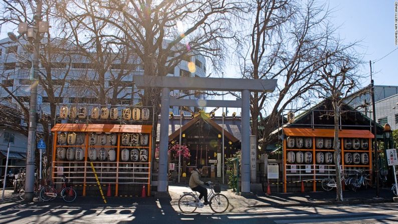 7. Tokio, Japón - En esta grande y hacinada capital, un sorprendente 14% de todos los viajes se realizan en bicicleta. Hay razones prácticas por las que muchos residentes de Tokio prefiere una bicicleta para viajes más cortos. Antes de que incluso puedas comprar un automóvil en la ciudad debes probar que posees un (raro y usualmente costoso) lugar de estacionamiento en la calle. Andar en bicicleta aquí es diferente. Pocas personas van en bicicleta al trabajo; las distancias tienden a ser largas y el sistema de tránsito masivo es altamente eficiente. En su lugar, los paseos tienden a ser alrededor de vecindarios que componen la ciudad.