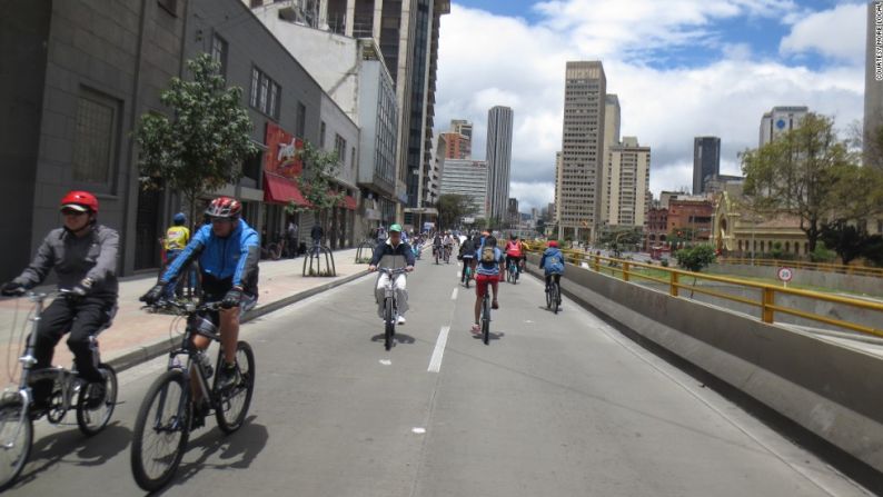 8. Bogotá, Colombia - La capital de Colombia no es tan amigable con las bicicletas como otras ciudades en esta lista, con el 5% de los trayectos en Bogotá involucrando bicicletas, lo que aumenta la cantidad de automóviles y el smog.Sin embargo, merece un lugar por esfuerzo, sobre todo al tentar a tantos ciudadanos de una ciudad a menudo privada y con mucha gente; la población se aproxima rápidamente a los nueve millones, a andar en bicicleta.¿Mencionamos que está ubicada a 2.600 metros sobre el nivel del mar? Cualquiera que piense en pedalear como turista debe prepararse para jadear el primer día más o menos.