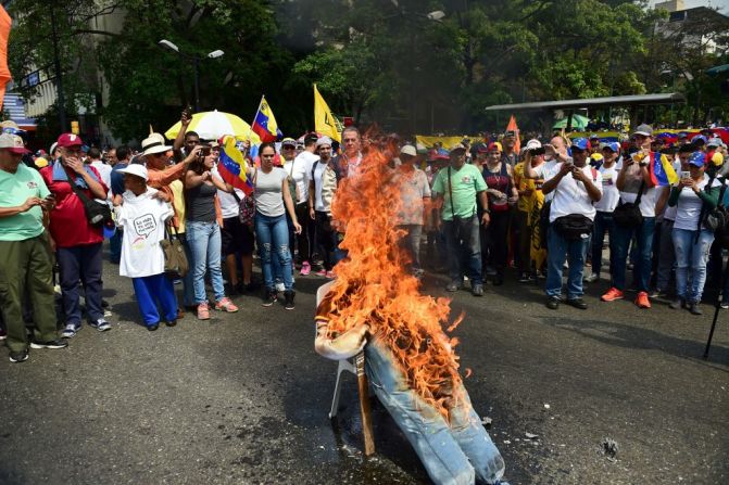 Venezuela se prepara para una jornada de marchas a favor y en contra de Maduro. Los recientes eventos políticos de ese país han agravado la crisis económica también y han dejado una ola de protestas y enfrentamientos con un saldo de varios muertos y heridos.