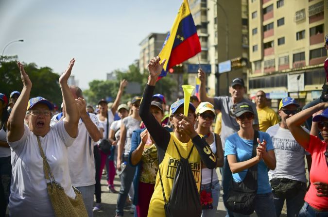 La oposición sigue con su plan de manifestaciones masivas que la ha llevado a las calles de las principales ciudades del país rechazando el que ha llamado “golpe de Estado” contra el país.