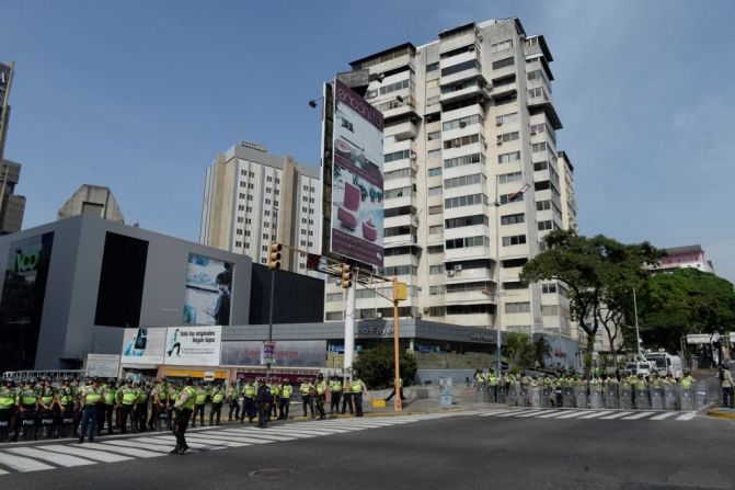 Fuerzas policiales antidisturbios han sido desplegadas este miércoles en Venezuela a la espera de las protestas.