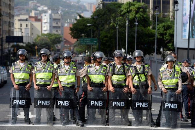 El oficialismo invita a marchar “en defensa de la patria”. Más policía en las calles de Caracas anticipándose a las protestas.