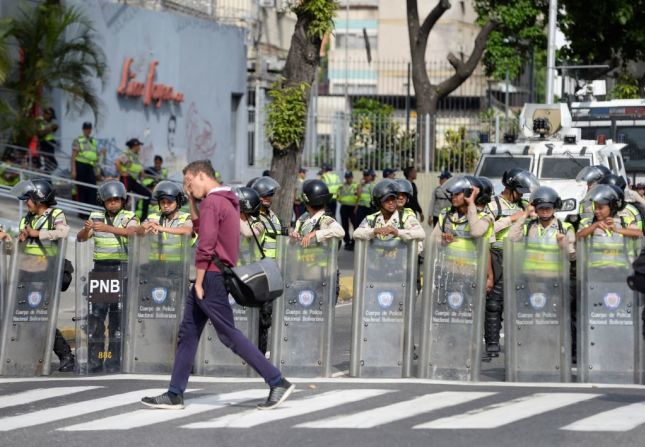 En las manifestaciones pasadas se presentaron disturbios y enfrentamientos entre las personas que protestaban y las fuerzas policiales venezolanas.