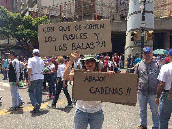 Los manifestantes de la oposición piden la renuncia del presidente Nicolás Maduro.