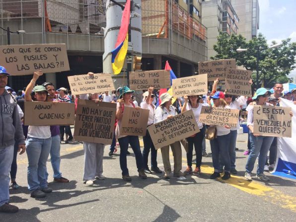 Algunos de ellos critican la actuación de la Guardia Nacional y la Policía Nacional Bolivariana con estos carteles.