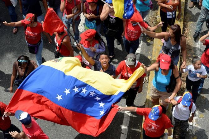 Manifestantes del oficialismo marchan este miércoles en Caracas.