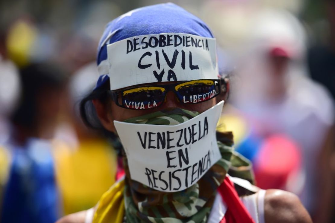 Un manifestante de la oposición en el este de Caracas.