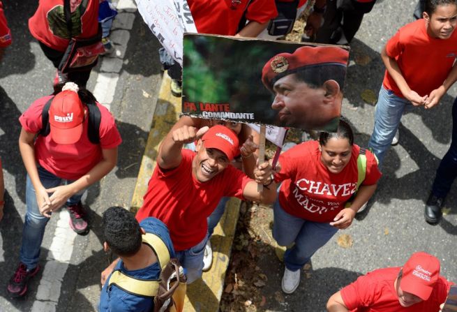 Oficialistas visten de rojo para manifestarse en las megamarchas de Caracas.