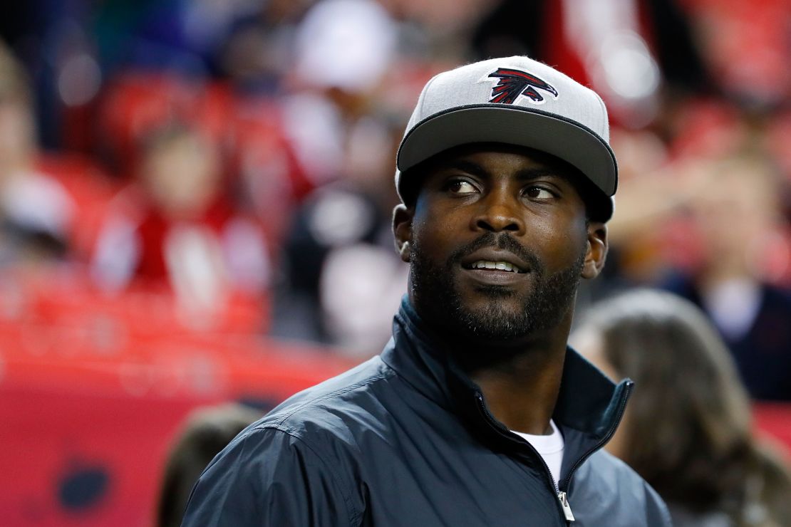 Michael Vick antes de un juego de los Falcons de Atlanta, el 1 de enero del 2017.