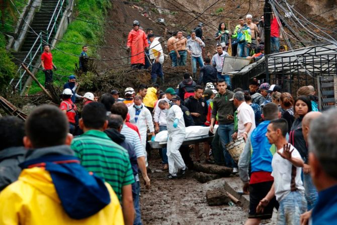 Rescatistas cargan un cuerpo recuperado de los deslizamientos en Manizales. La emergencia en esta ciudad golpea al país que aún se está recuperando de la tragedia de Mocoa.