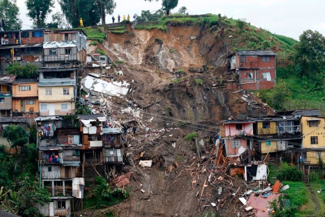 La avalancha partió en dos esta loma en Manizales.