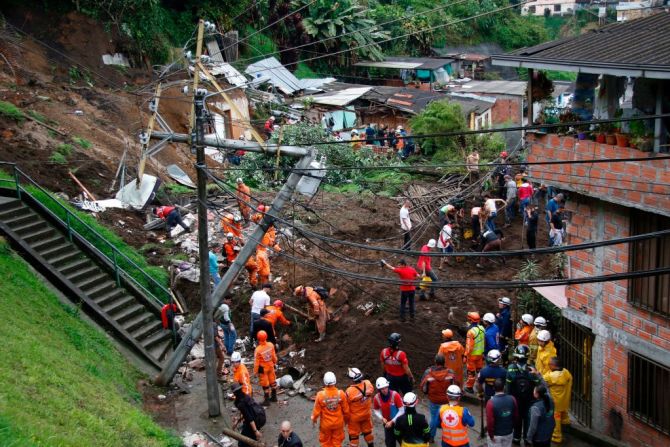 Los esfuerzos en Manizales se concentran en rescatar a las personas de entre los escombros.