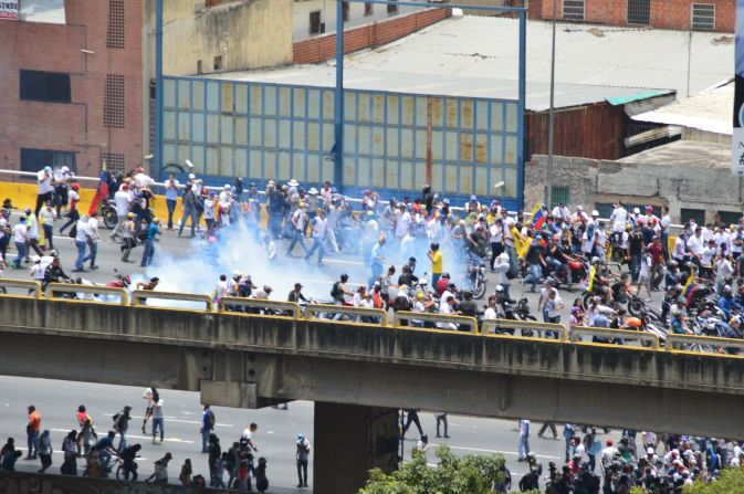 Marcos Fustero Serrano de Caracas envía esta fotografía que muestra parte del gas lacrimógeno lanzado a los manifestantes opositores que se encontraban en la avenida Francisco Fajardo.