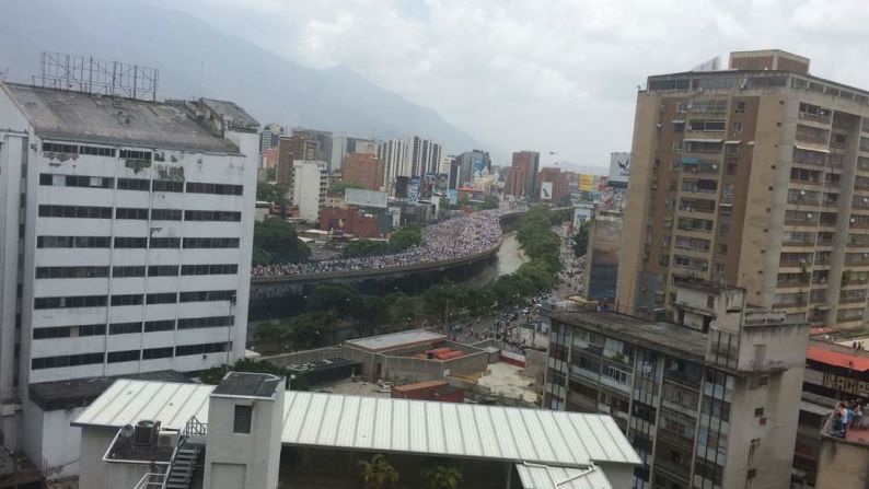 Manifestantes de la oposición en uno de los distribuidores de la avenida Francisco Fajardo de la capital venezolana.