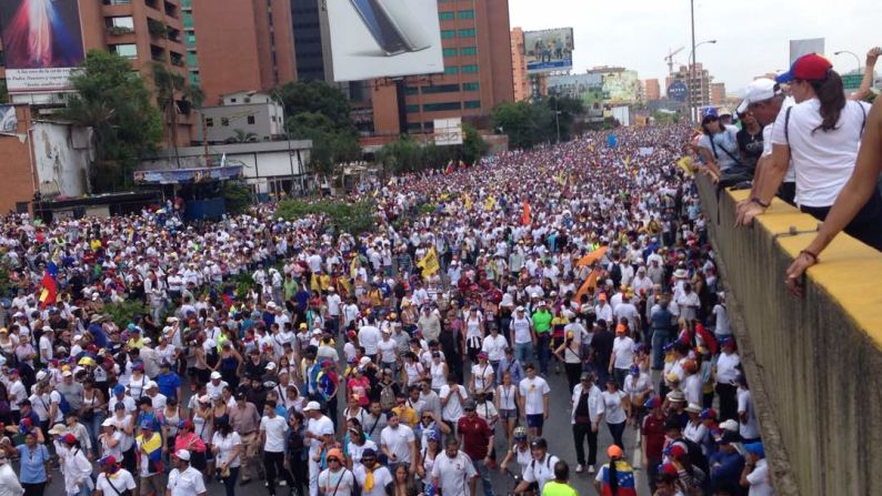 Manifestantes de la oposición cerca de 'El Rosal' en Caracas.