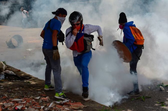 Los manifestantes de la oposición se enfrentan con la policía durante las protestas. Un joven de 17 años murió este miércoles. El adolescente estaba en la calle cuando fue herido. CNN no ha podido confirmar si participaba en las manifestaciones o no. Tampoco sabemos quien le disparó y sus motivos.