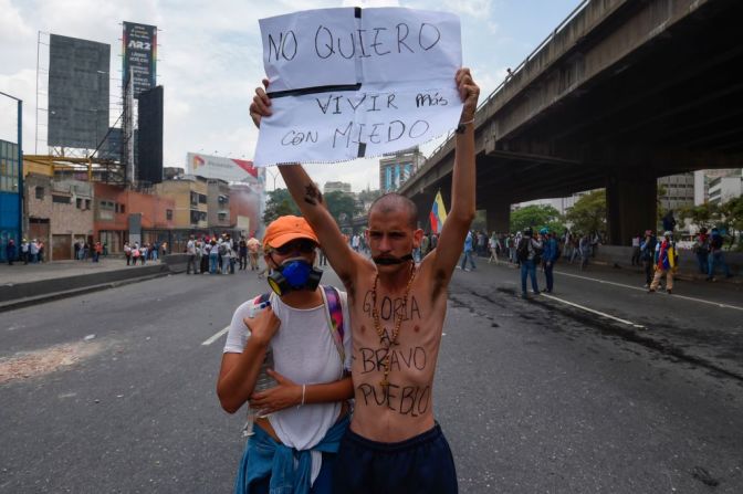 Un manifestante sostiene un cartel donde se lee “No quiero vivir más con miedo”.