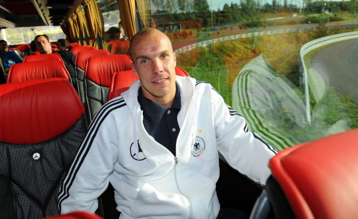 Robert Enke es fotografiado mientras se transporta hacia una sesión de entrenamiento en Grevenbroich (Alemania). Enke, quien fue guardameta del Barcelona, se arrojó a las vías de un tren el 10 de noviembre del 2009.