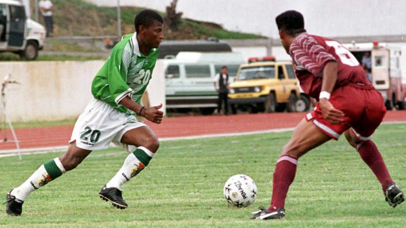 Ramiro Castillo (i) disputa el balón con el venezolano Óscar Sánchez durante un partido por las eliminatorias al Mundial de Francia 98. Castillo, conocido también como 'Chocolatín', se ahorcó con una corbata el 18 de octubre de 1997.