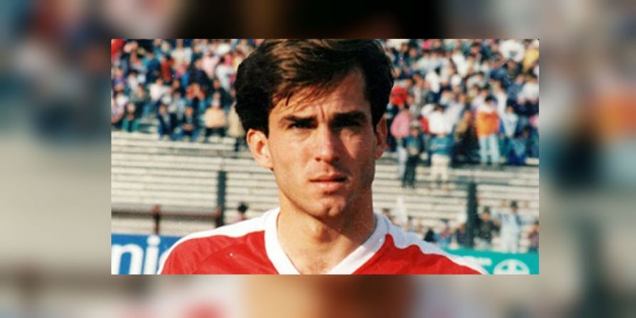 El futbolista chileno Raimundo Tupper se suicidó arrojándose desde el noveno piso de un hotel en San José (Costa Rica) el 20 de julio de 1995.