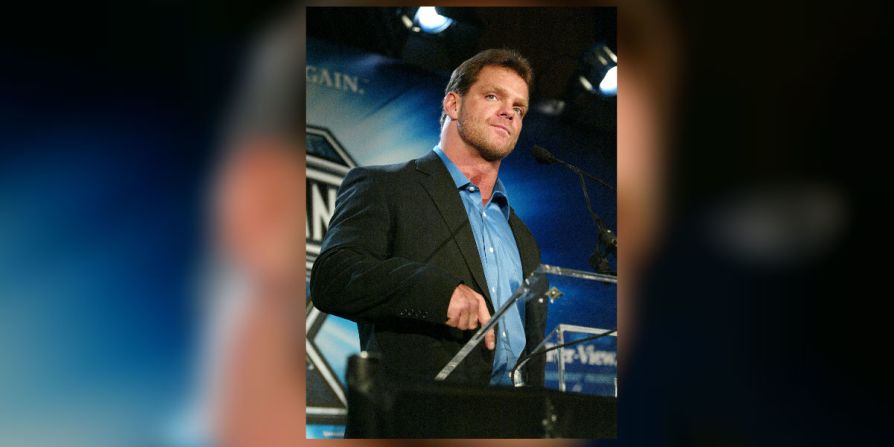 El luchador Chris Benoit durante una conferencia de prensa para promover el evento Wrestlemania XX en Nueva York. Benoit, su esposa Nancy y su hijo Daniel, de 7 años, fueron encontrados muertos en su casa el 25 de junio del 2007. Según las autoridades, Benoit mató primero a su esposa y su hijo y luego se suicidó.