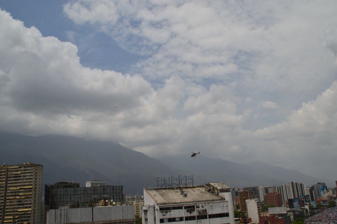 Un helicóptero sobrevuela la capital venezolana durante las protestas.