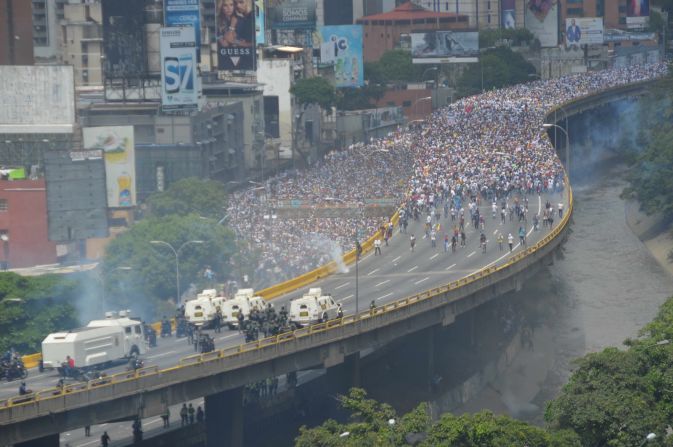 La oposición se acerca a un retén de la policía en la avenida Francisco Fajardo, Caracas. “Nos reprimen con bombas la guardia nacional. Seguimos, no nos cansamos, ¡vamos Venezuela!”, dijo Lilian Tintori este miércoles.