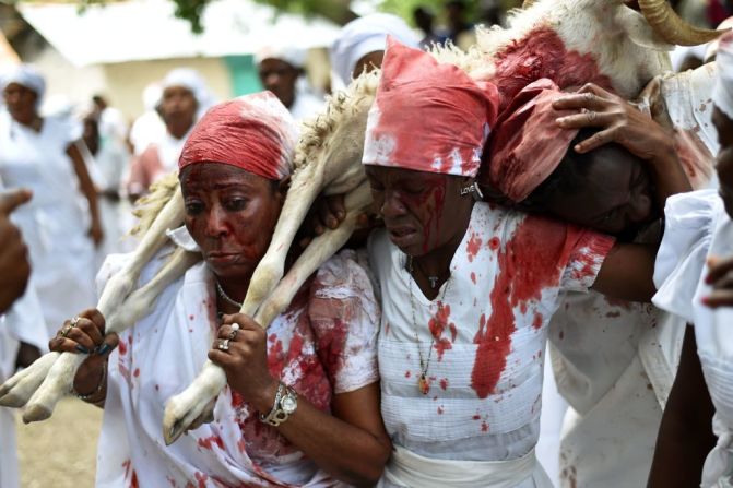 Durante el ritual también se sacrifican animales.