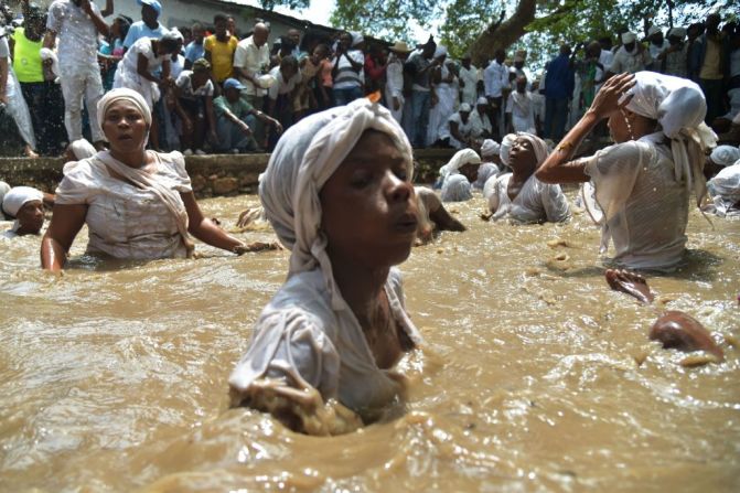 El vudú es una creación de los descendientes de esclavos africanos llevados a Haití (entonces llamado Santo Domingo) que fueron convertidos por misioneros católicos romanos en los siglos XVI y XVII.