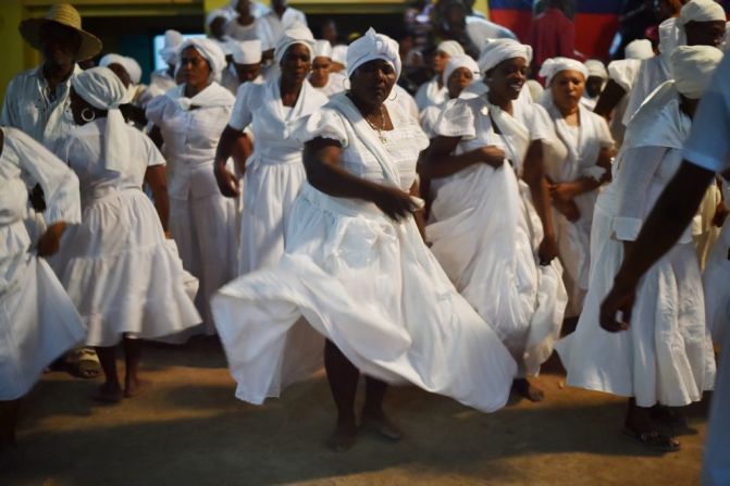 Los fieles, vestidos de estricto blanco, bailan al ritmo de antiguos ritmos africanos. (Crédito HECTOR RETAMAL/AFP/Getty Images).