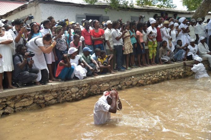 Al bañarse en el río, los fieles se purifican y les rezan a los llamados Loas, mitad santos y mitad espíritus.