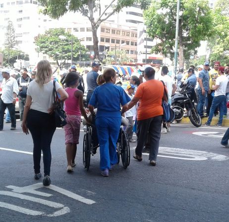 La discapacidad no es un impedimento para esta señora en silla de ruedas que salió a marchar a las calles de Caracas.