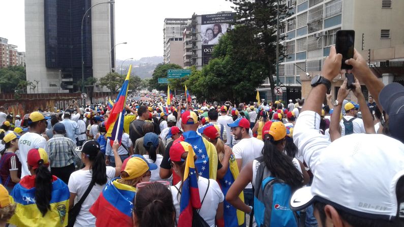 Manifestantes de la oposición en Plaza Francia, Altamira, Caracas.