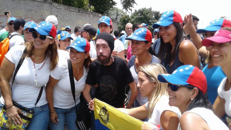 El famoso maratonista veenzolano Maickel Melamed dijo "presente" en las protestas.