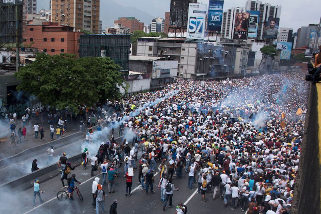 Manifestantes y policías se enfrentaron durante la marcha del 19 de abril en Caracas