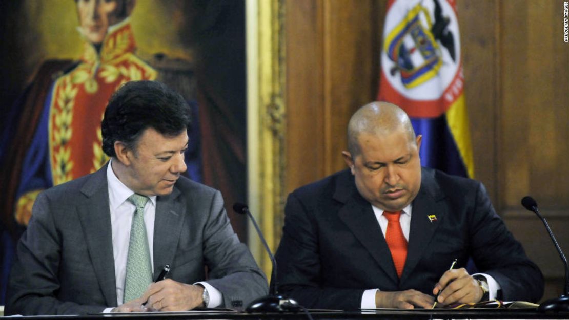 Santos y Chávez en 2011.