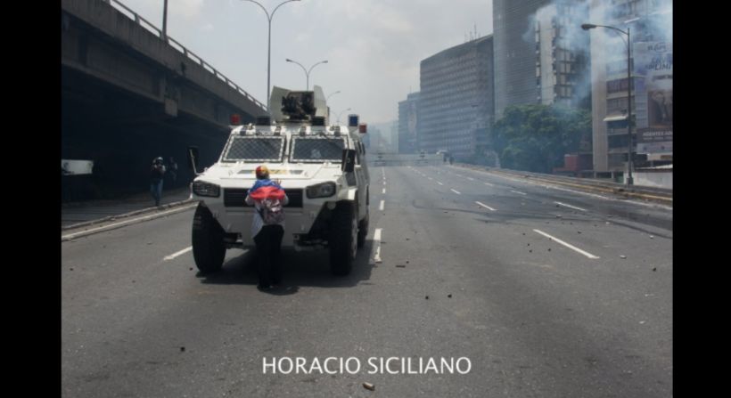 "Le echaron gas, pero nunca se movió", relata el fotógrafo Horacio Siciliano, quien presenció el momento.