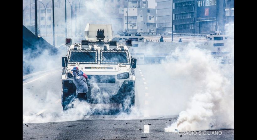 Las protestas de la oposición de este miércoles en Venezuela fueron recibidas con gases lacrimógenos y tanquetas. Esta mujer, cuya imagen ahora es viral, se paró justo enfrente de uno de estos masivos vehículos.