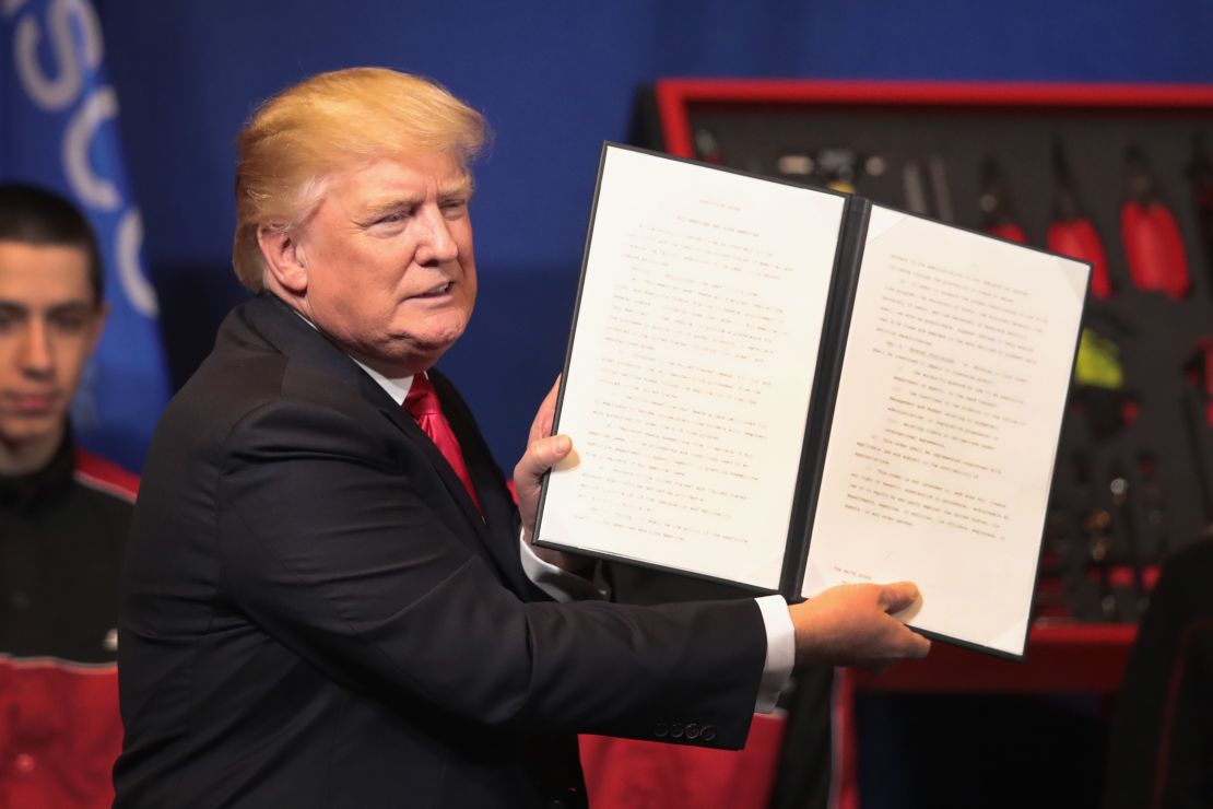 El presidente de Estados Unidos, Donald Trump firma en Kenosha (Winsconsin) el decreto "Compra estadounidense y contrata estadounidense.